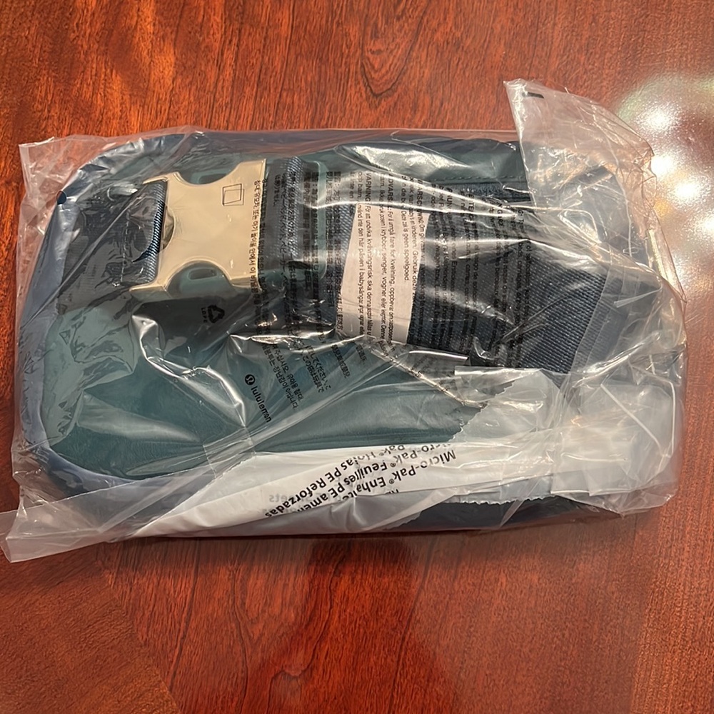 lululemon VELOUR Everywhere Belt Bag 1L (Teal/Turquoise) - Rare Gold Hardware - Picture 11 of 13